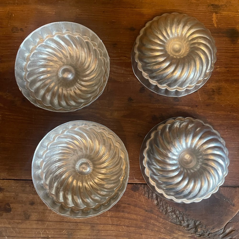 Vintage Swirl Mold Set - Silver Aluminum Bundt Molds (4)